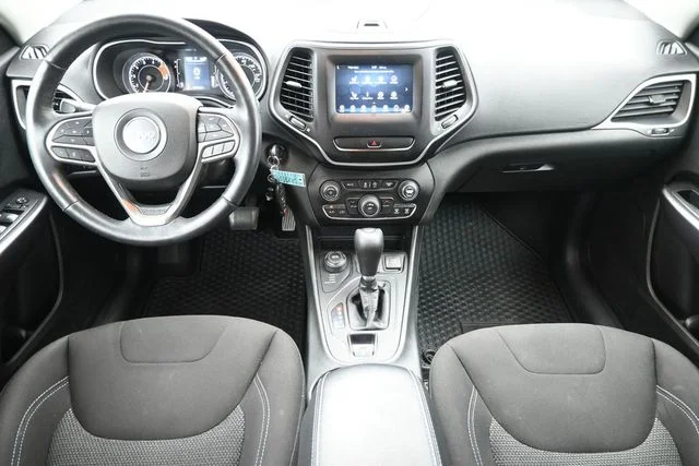 Used 2019 Billet Silver Metallic Clearcoat Jeep Latitude image 20