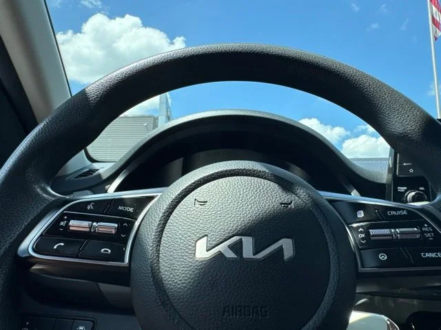 Used 2022 White Kia LX image 21