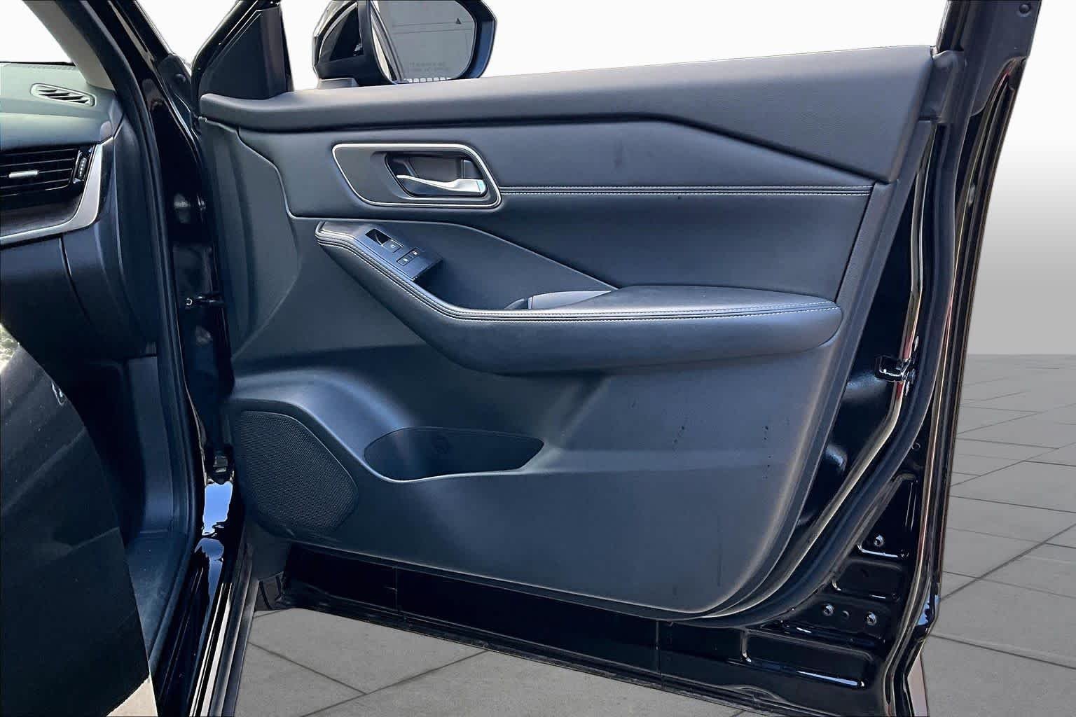 Used 2025 Super Black Nissan Platinum image 21