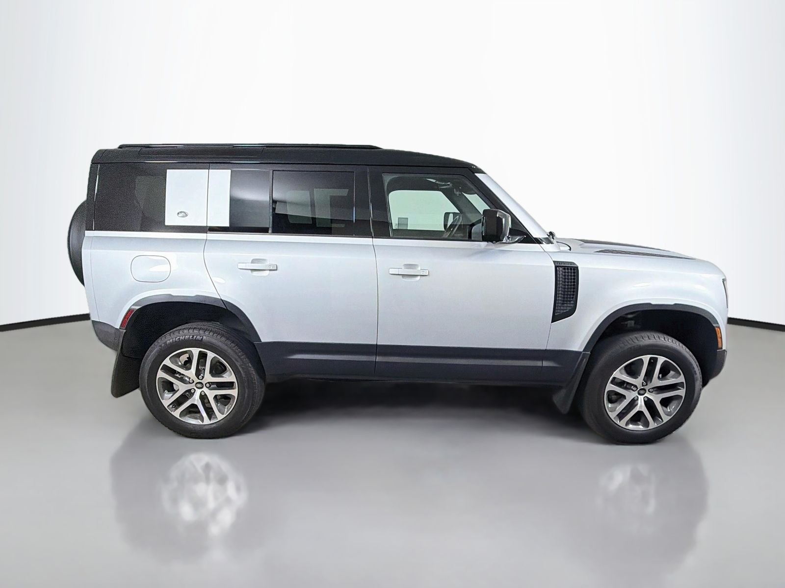 Used 2024 Hakuba Silver Metallic Land Rover S image 6