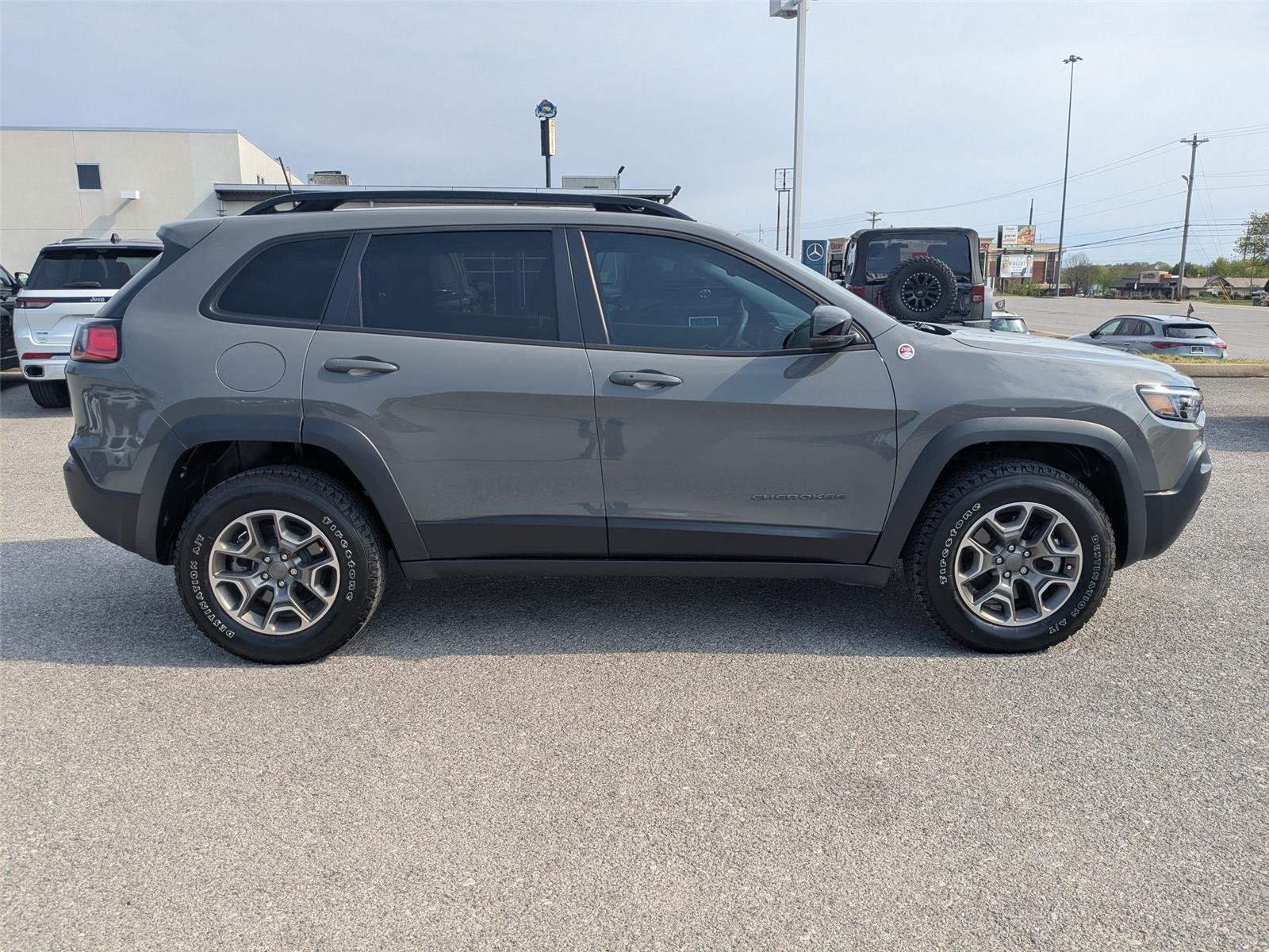 Used 2022 GRAY Jeep Trailhawk image 4