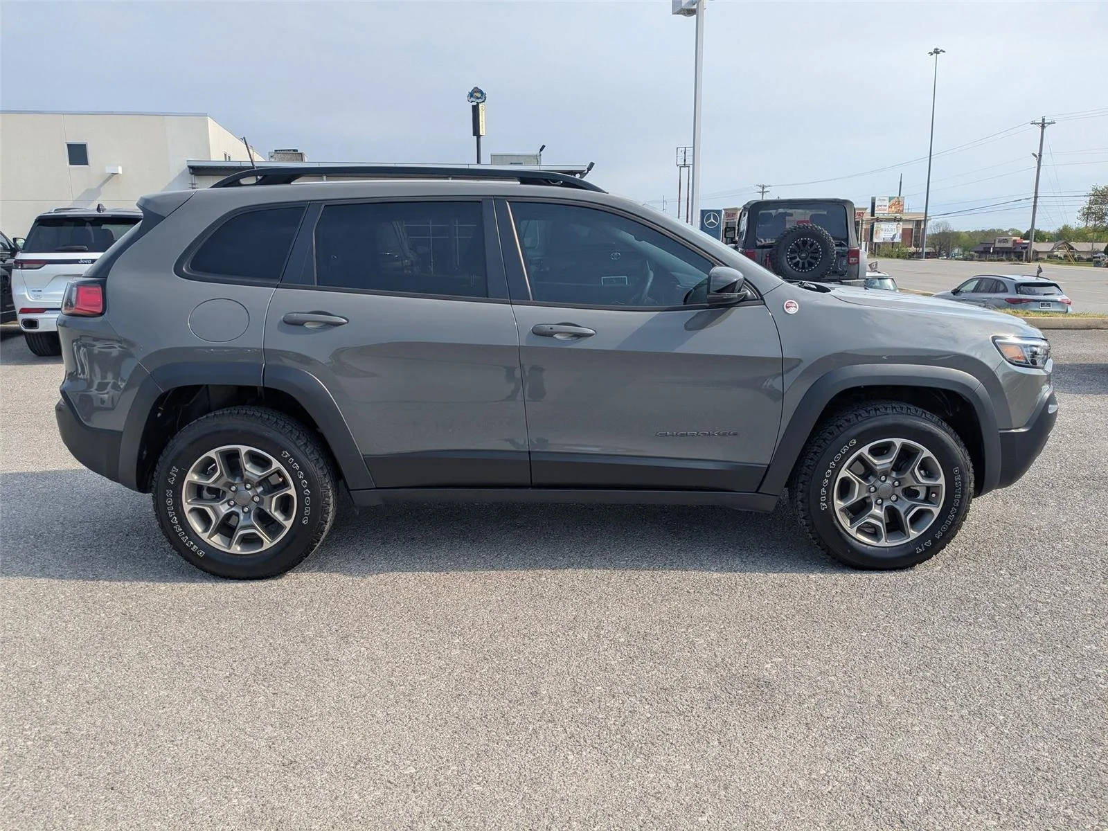 Used 2022 GRAY Jeep Trailhawk image 4