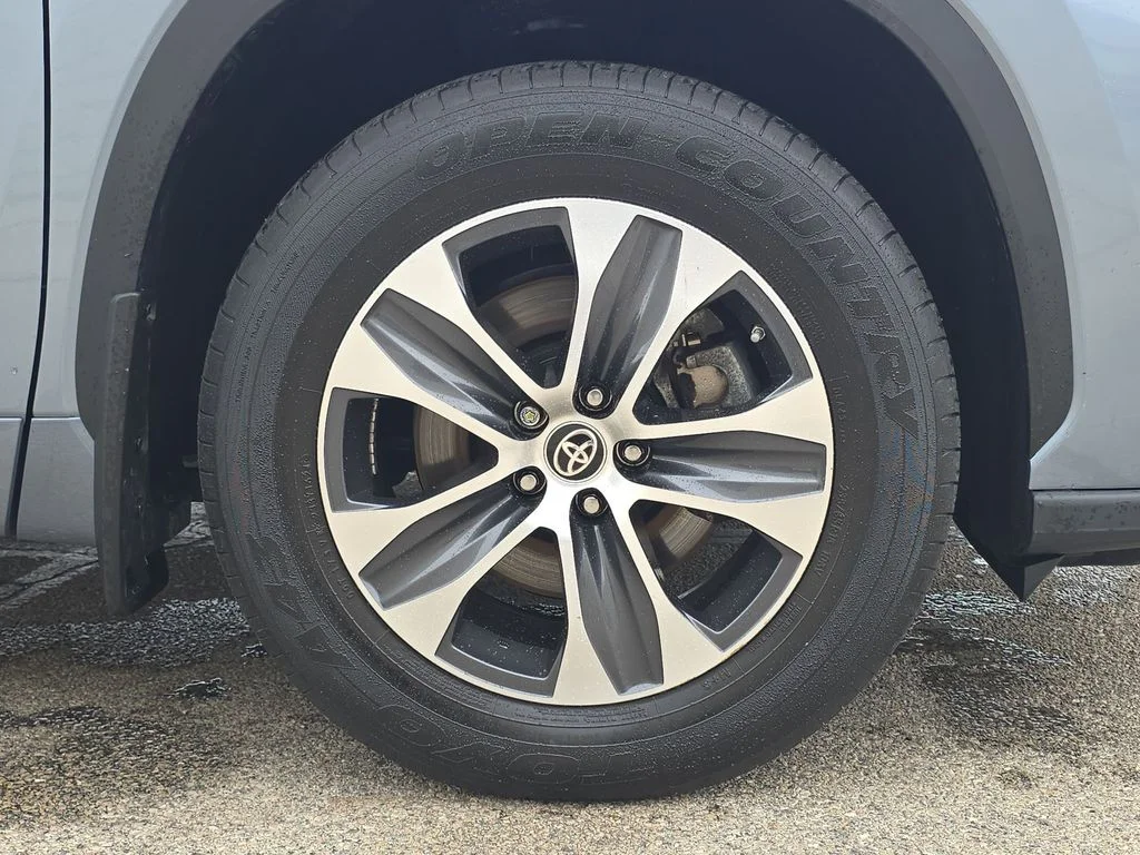 Used 2024  Toyota XLE image 41