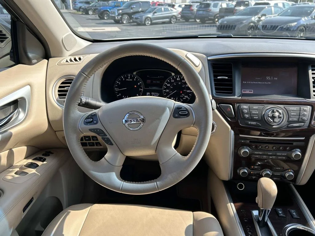 Used 2015 White Nissan SL image 17