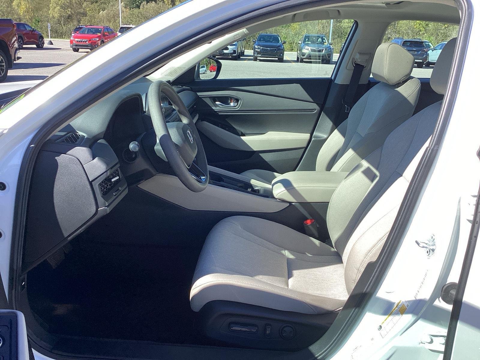 Used 2024 Platinum White Pearl Honda EX image 14