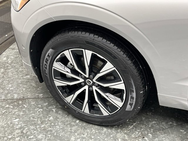 Used 2024 Silver Dawn Metallic Volvo Plus Dark Theme image 31