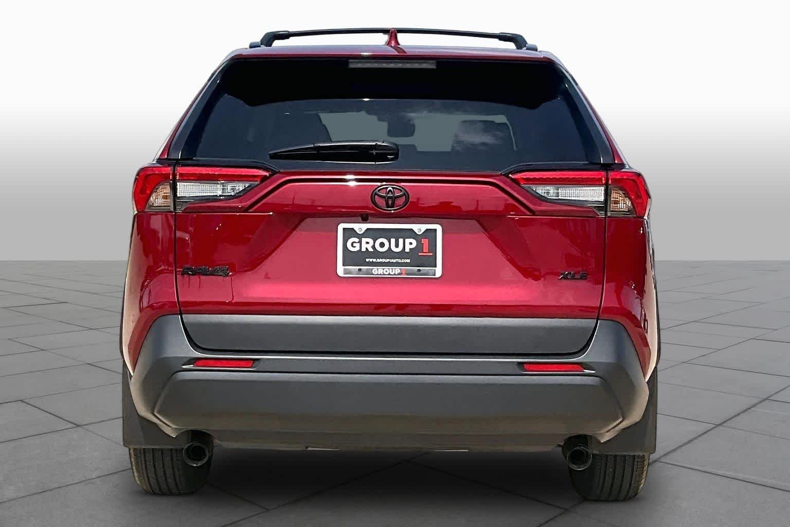 Used 2025 Ruby Flare Pearl Toyota XLE image 5