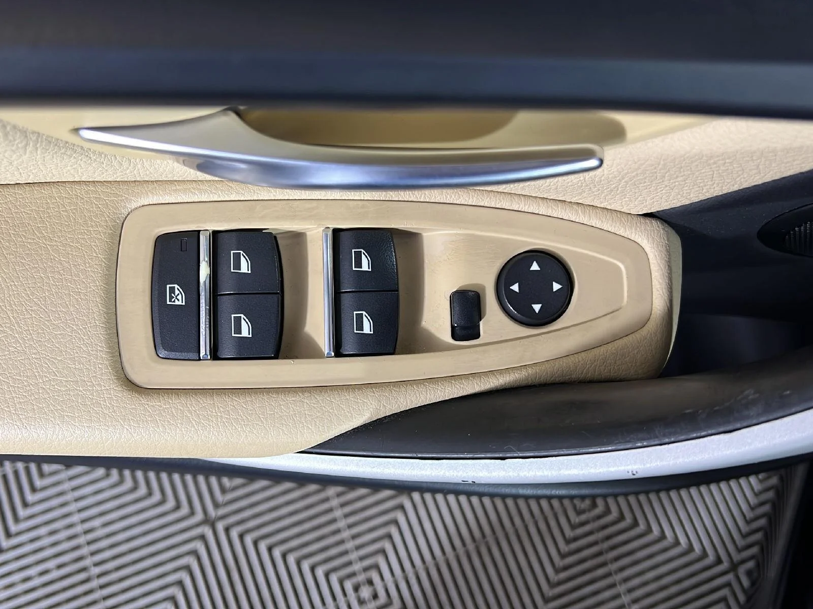 Used 2018 Jet Black BMW 320i xDrive image 15