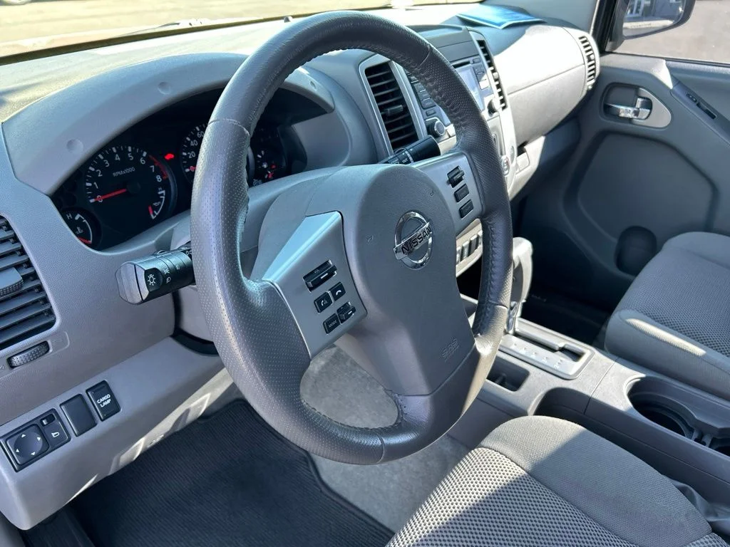 Used 2016 Arctic Blue Metallic Nissan SV image 18