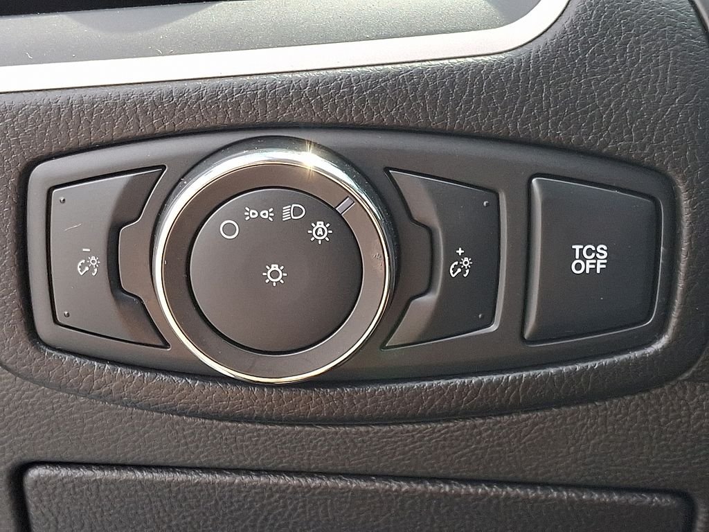 Used 2022  Ford SEL image 25