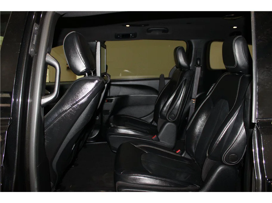 Used 2022 Brilliant Black Crystal Pearlcoat Chrysler Hybrid Touring L image 13