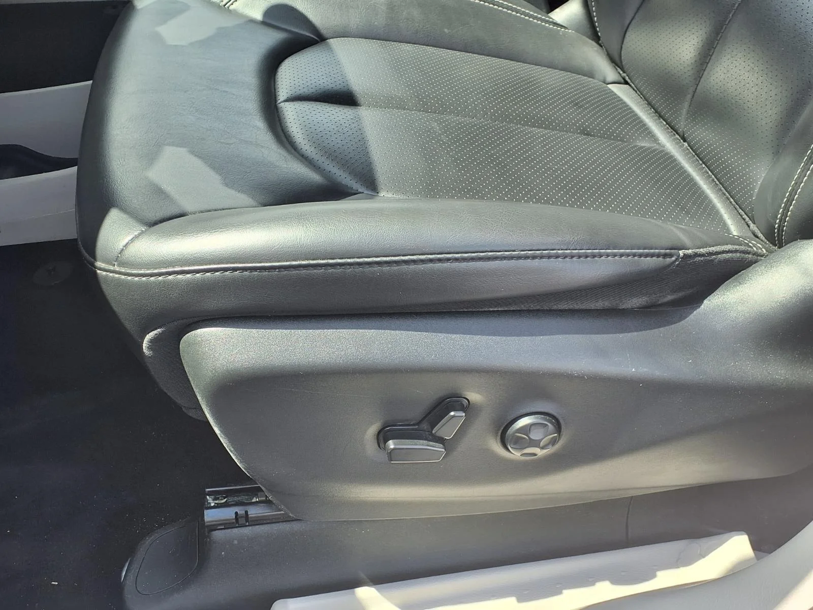 Used 2023 Silver Mist Clearcoat Chrysler Touring L image 26