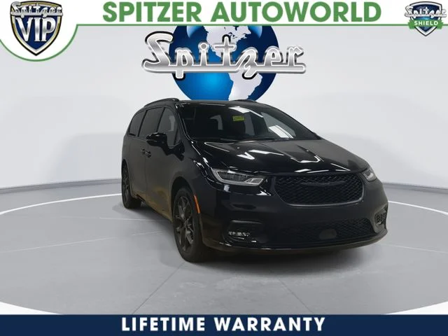 New 2026 Diamond Black Crystal Pearl-Coat Exterior Paint Chrysler Limited image 3