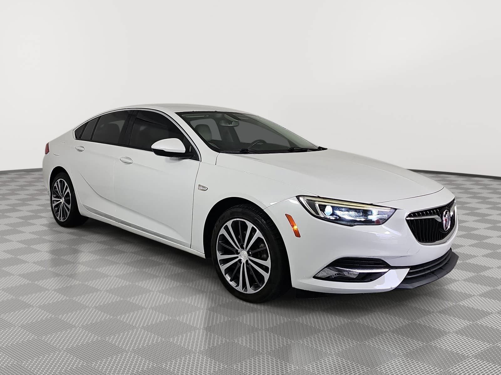 Used 2018 White Buick Essence image 2