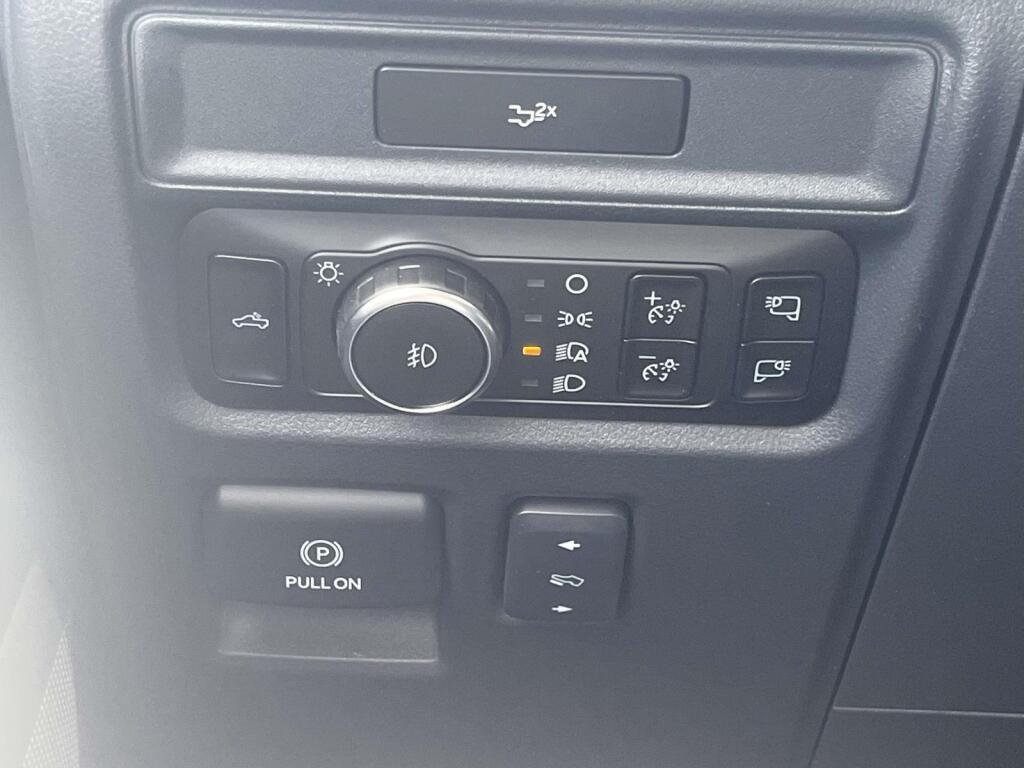 New 2026 Star White Metallic Tri-Coat Ford LARIAT image 33