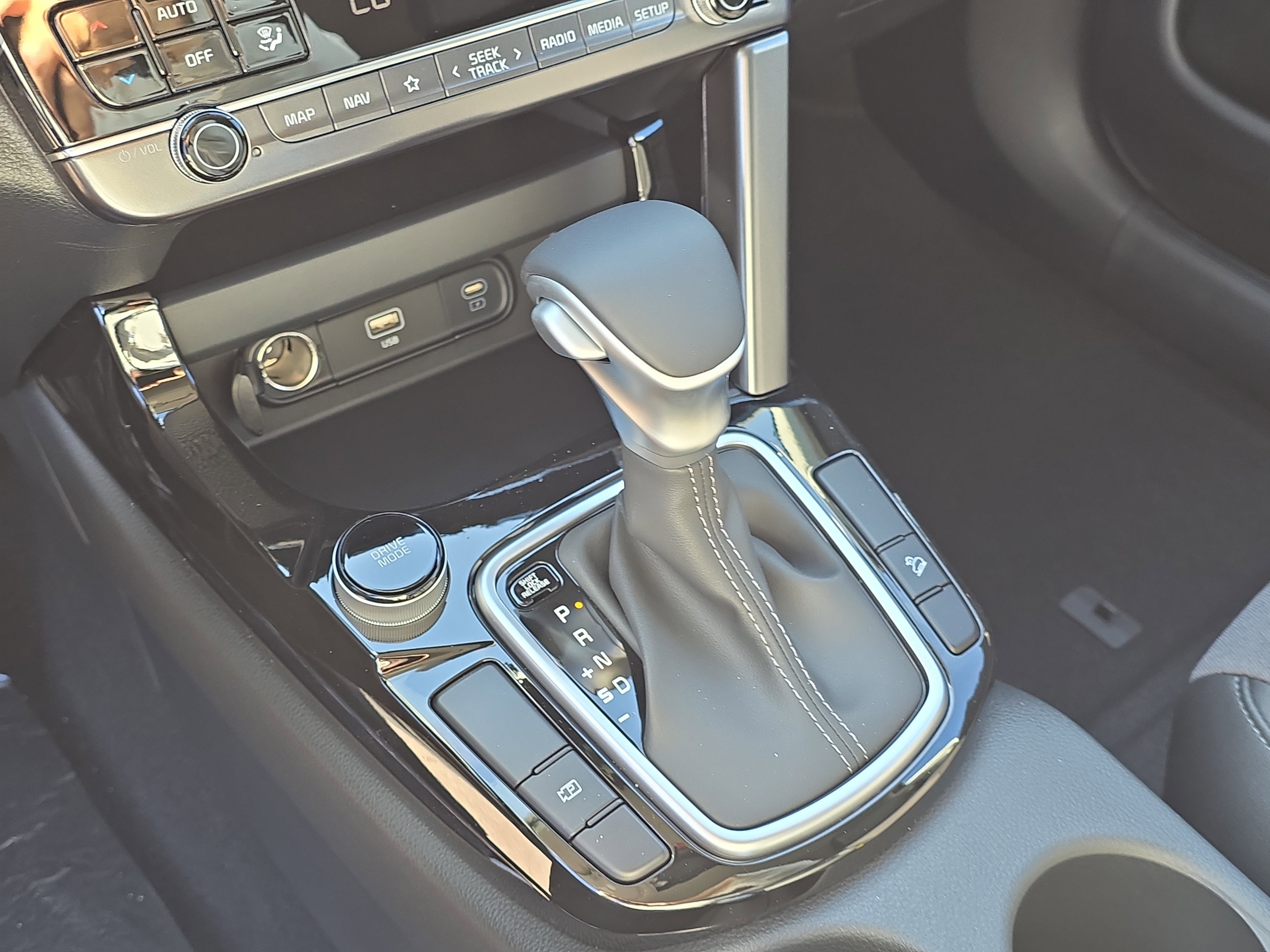 New 2026 Snow White Pearl Kia S image 25