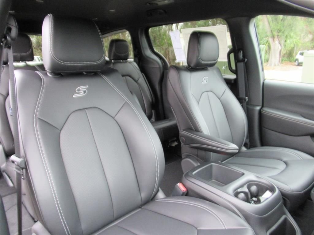 New 2026 Diamond Black Crystal Pearl-Coat Exterior Paint Chrysler Select image 9