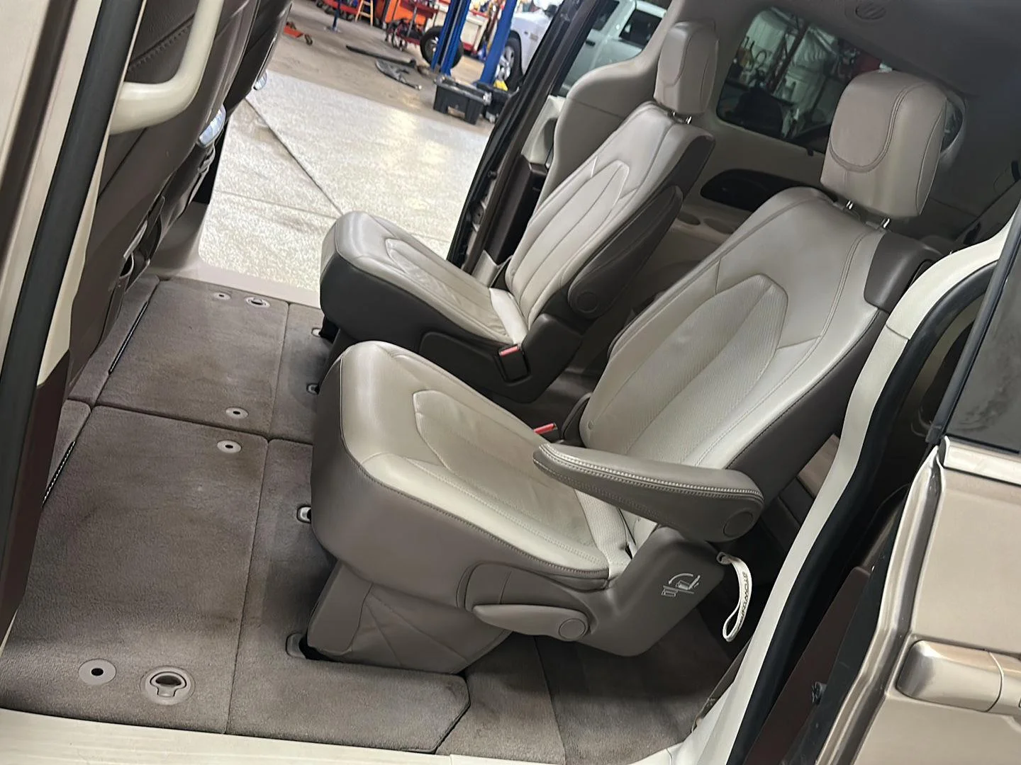 Used 2018 Molten Silver Chrysler Touring L Plus image 28