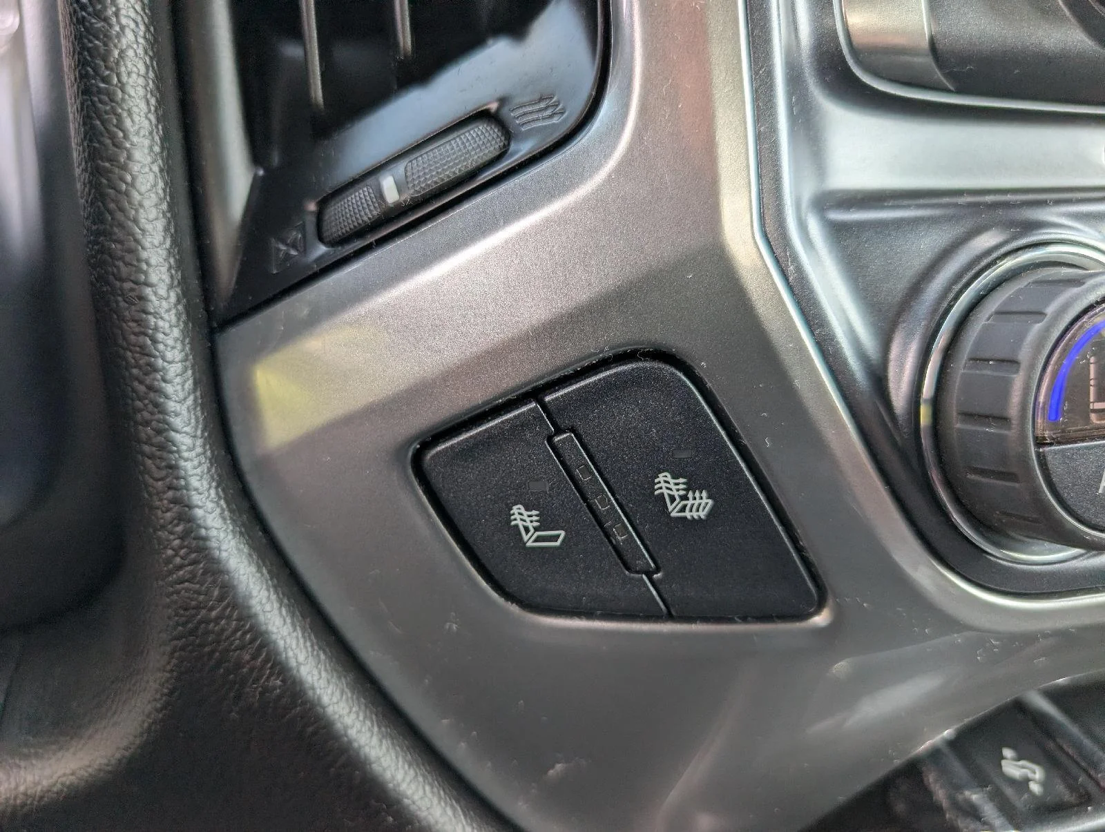 Used 2018 Deep Ocean Blue Metallic Chevrolet LT image 17