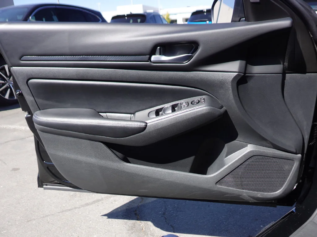 Used 2025 Super Black Clearcoat Nissan 2.5 SV image 16