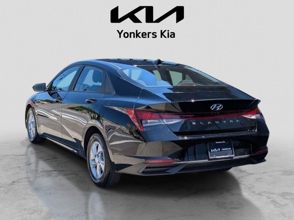 Used 2022 Black Hyundai SE image 9