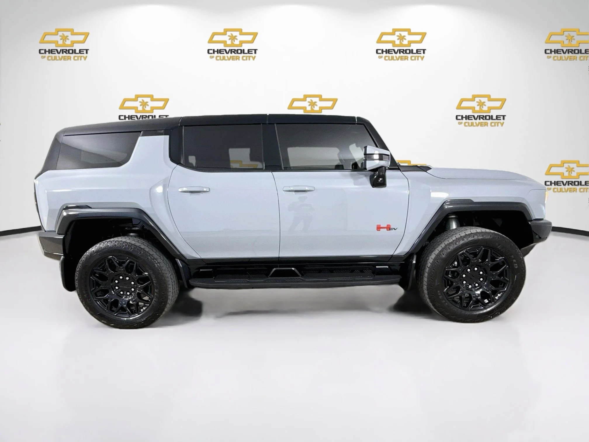 Used 2024 Meteorite Metallic (Grey) GMC 2X image 9