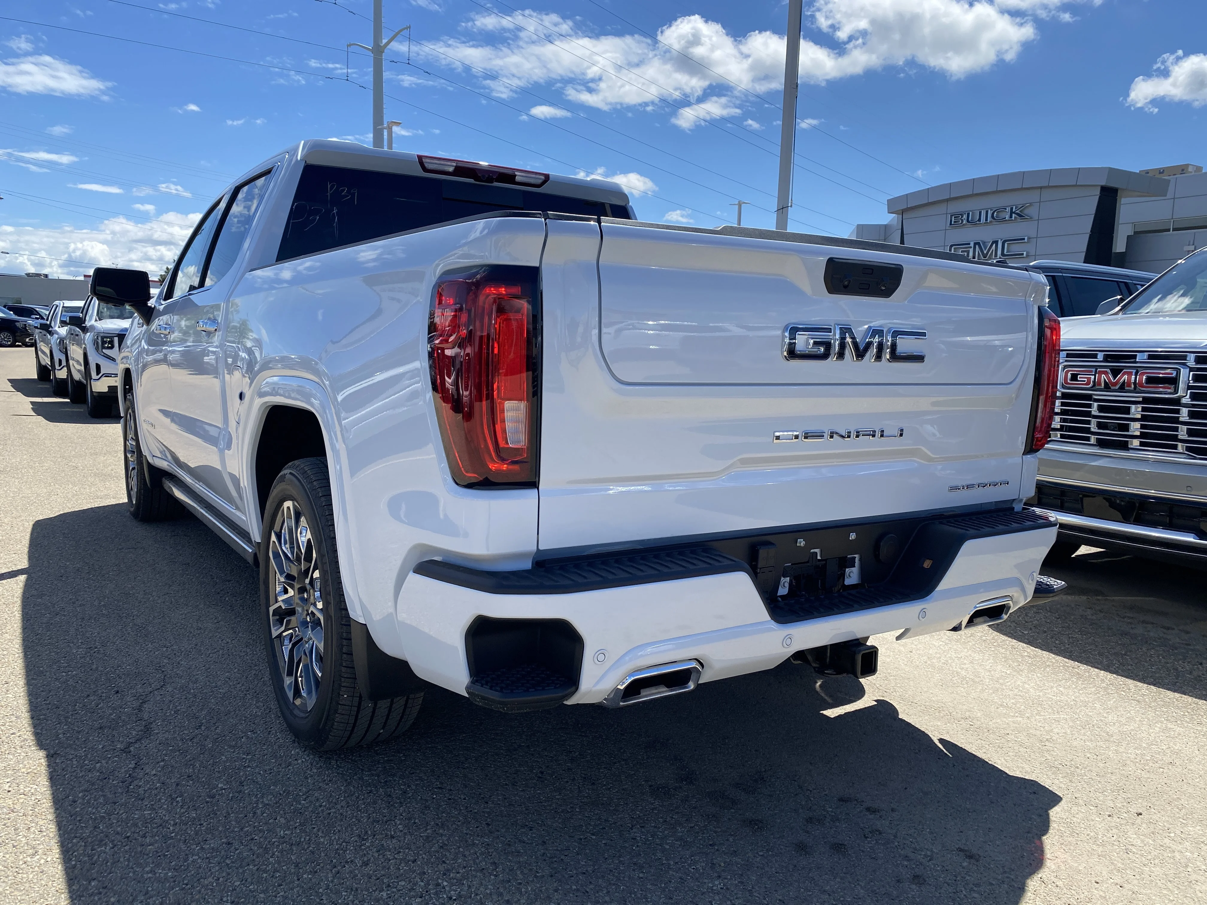 New 2026 GLACIER WHITE TRICOAT GMC Denali Ultimate image 4