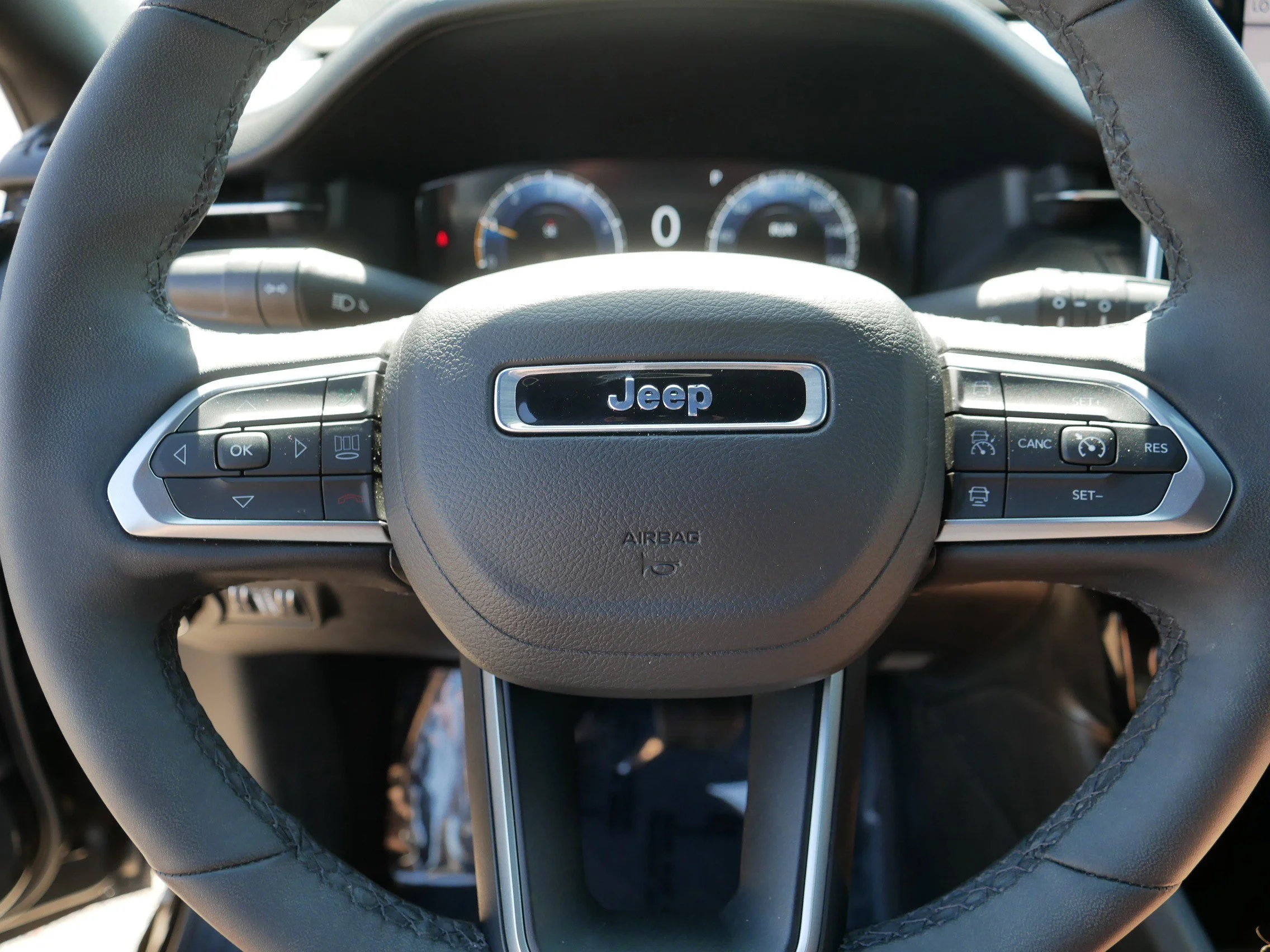 Used 2025 Diamond Black Crystal Pearlcoat Jeep Limited image 25