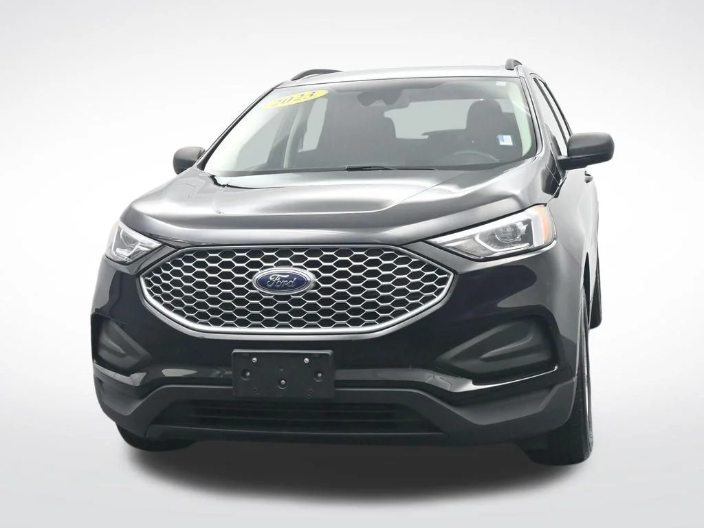 Used 2023 Black Metallic Ford SE image 2