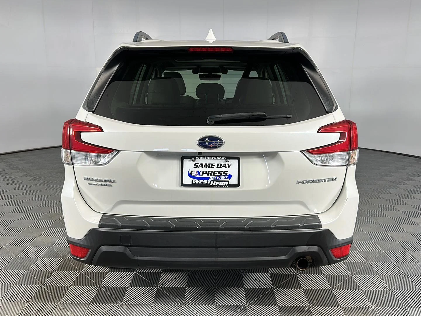 Used 2020 Crystal White Pearl Subaru Limited image 11