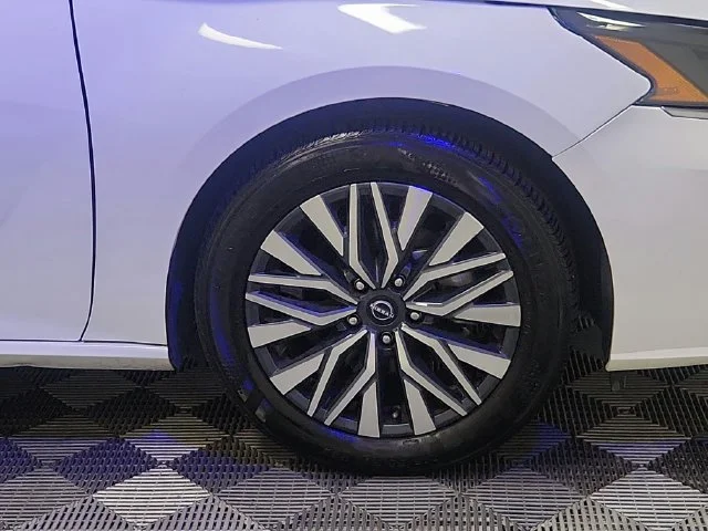 Used 2025 White Nissan 2.5 SV image 22
