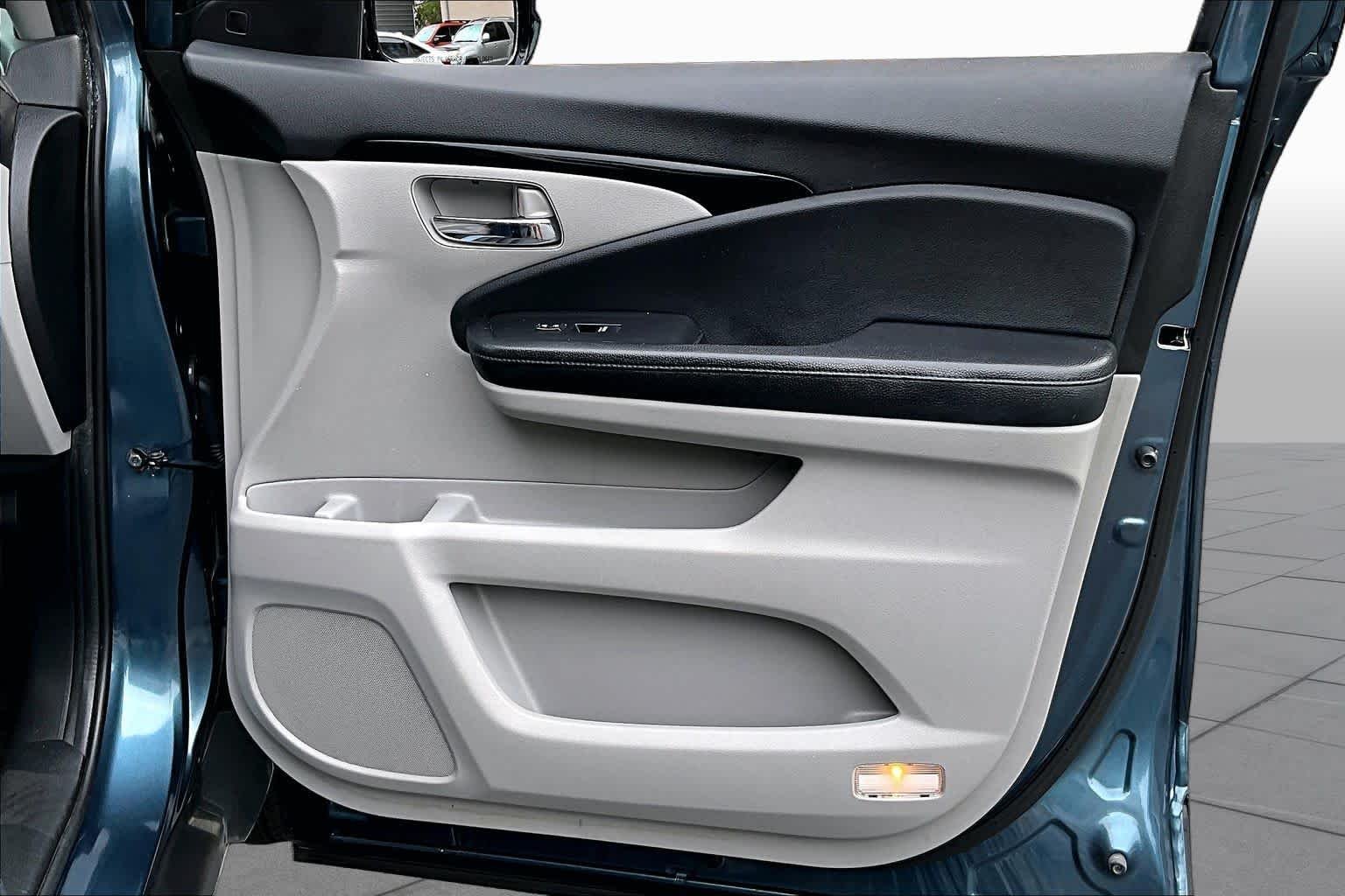 Used 2019 Steel Sapphire Metallic Honda Touring 8-Passenger image 23
