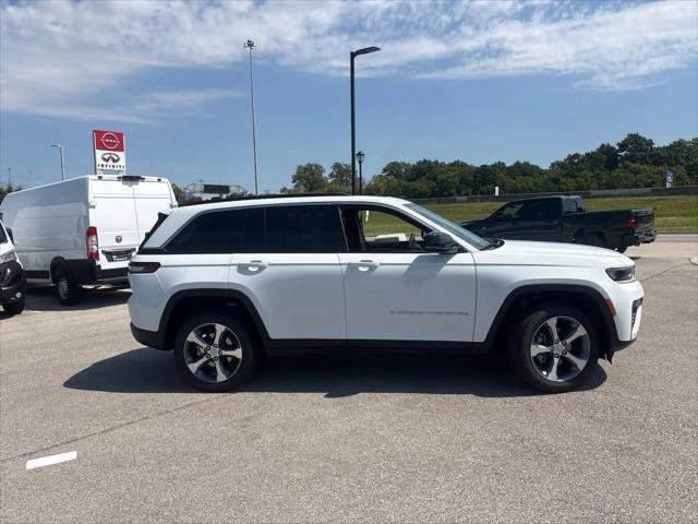 New 2026 Bright White Clear-Coat Exterior Paint Jeep Limited image 11