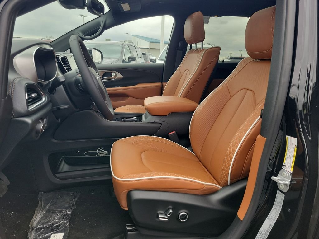 New 2026 Diamond Black Crystal Pearl-Coat Exterior Paint Chrysler Pinnacle image 23