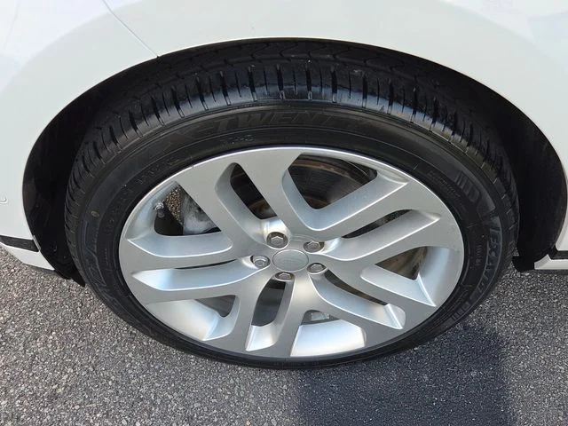 Used 2020  Land Rover R-Dynamic SE image 5