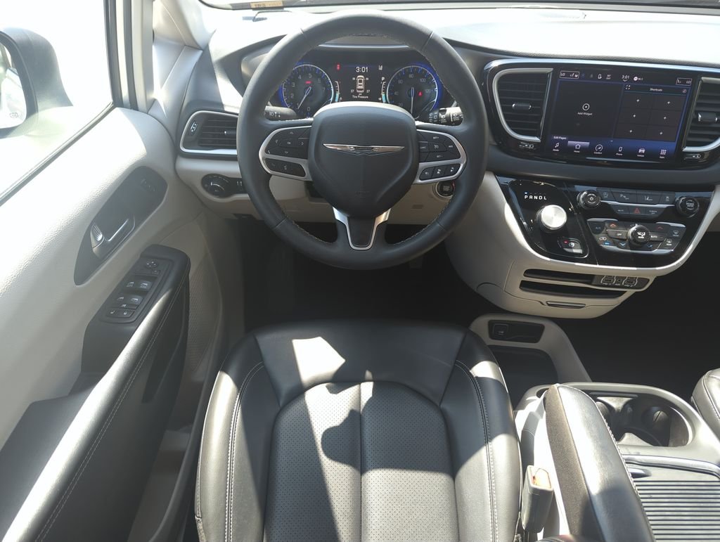 Used 2023 Silver Chrysler Touring L image 13