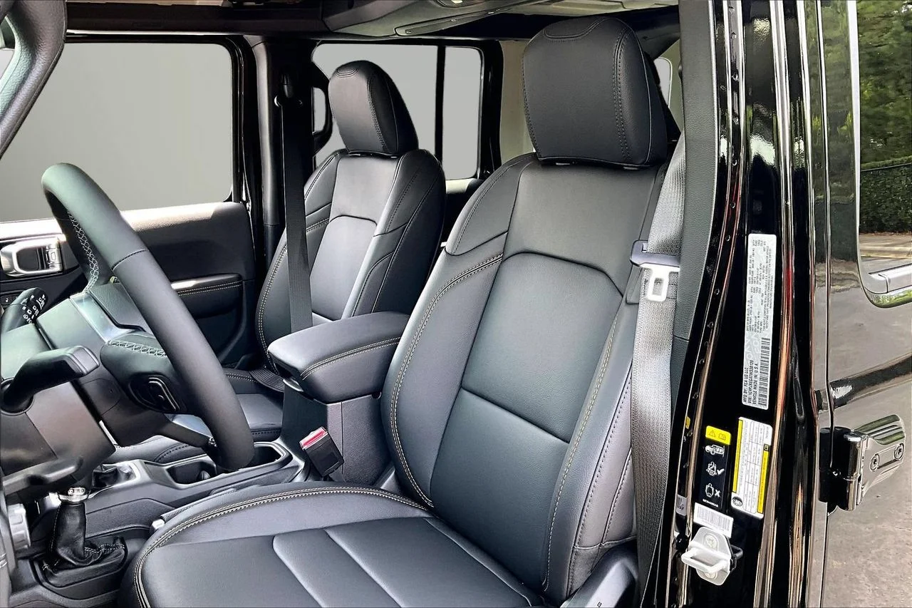New 2026 Black Clear-Coat Exterior Paint Jeep Sahara image 19