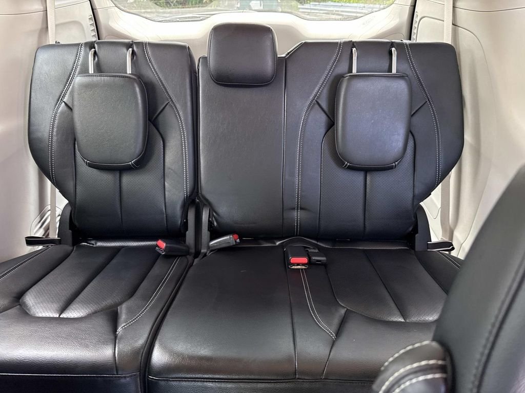 Used 2022 Red Chrysler Touring L image 18