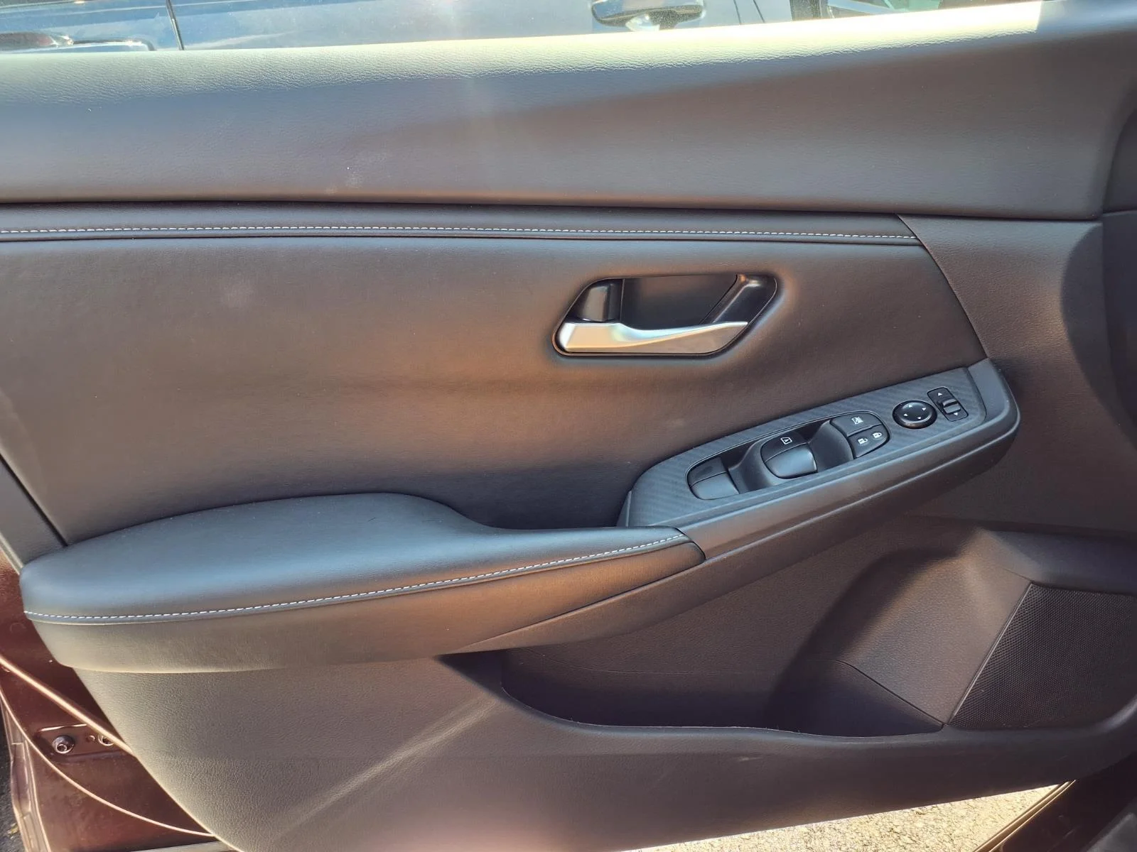 Used 2025 Rosewood Metallic Nissan SV image 14