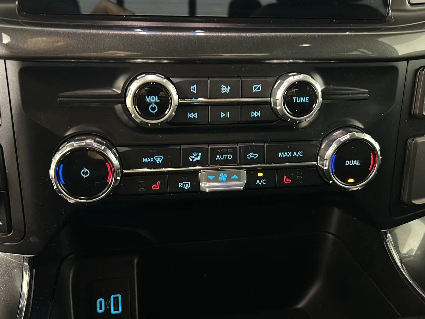 Used 2023 Avalanche Gray Ford XLT image 25
