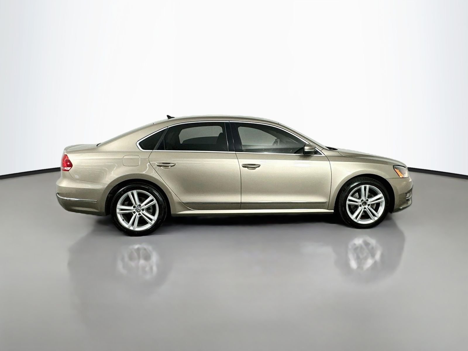 Used 2015 Titanium Volkswagen TDI SEL Premium image 8