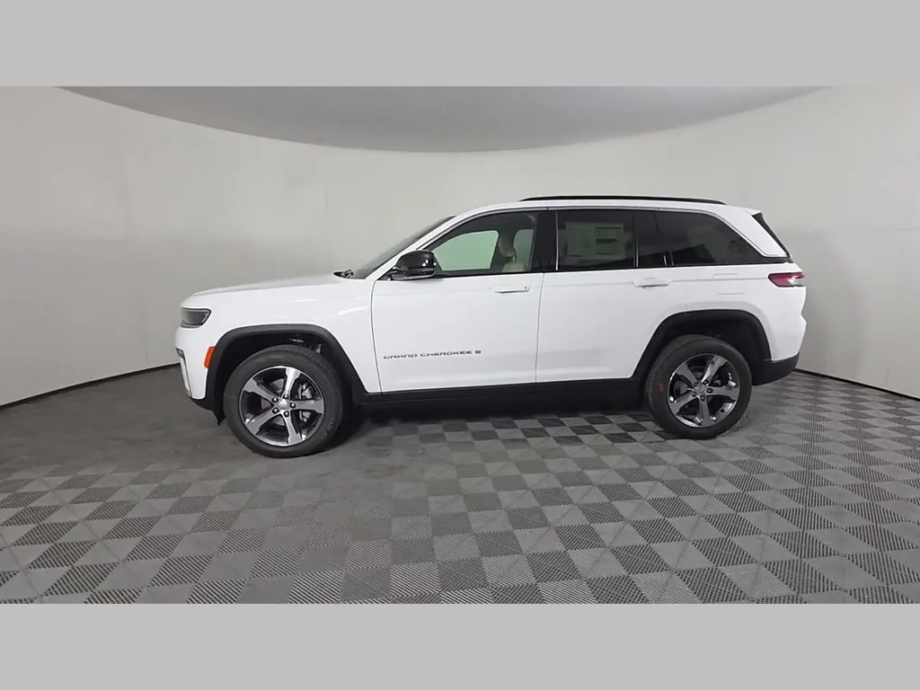 New 2026 Bright White Clear-Coat Exterior Paint Jeep Limited image 36