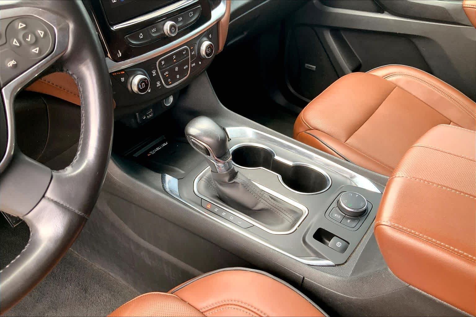 Used 2021 Iridescent Pearl Tricoat Chevrolet High Country image 17