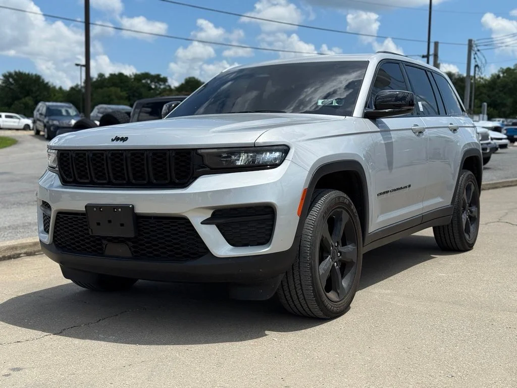 Used 2023 Silver Jeep Altitude X image 2