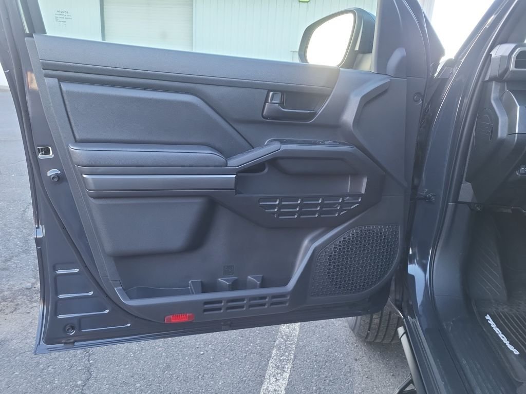2025 Toyota Tacoma SR5 - Photo 11