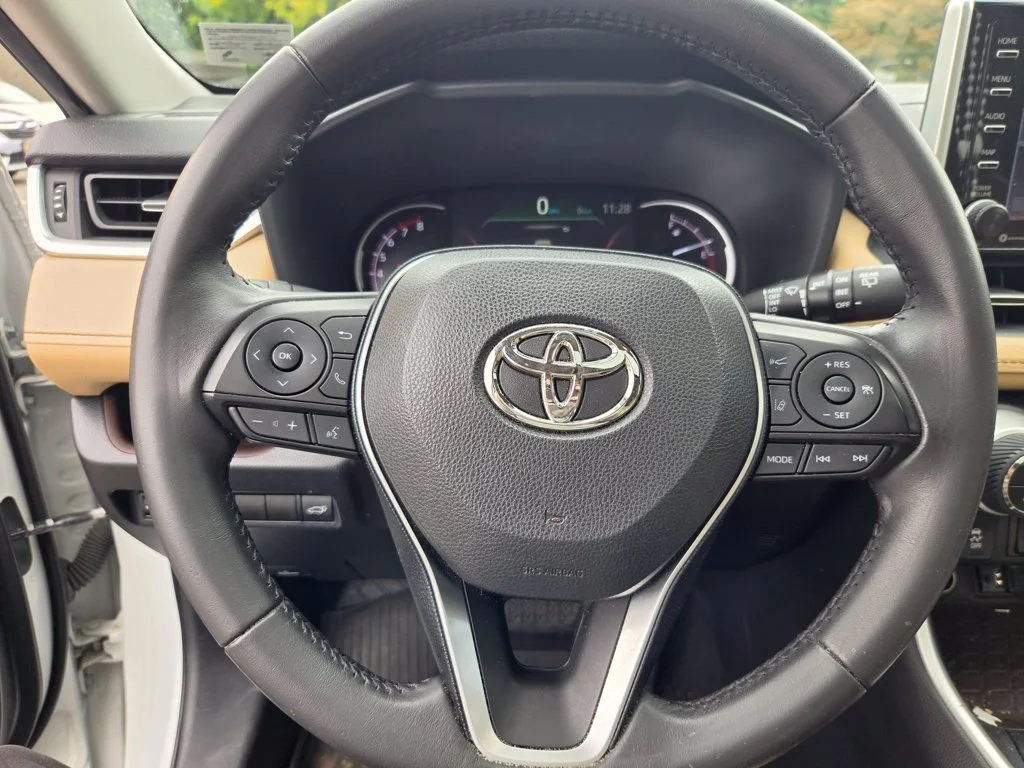 Used 2019  Toyota Limited image 13