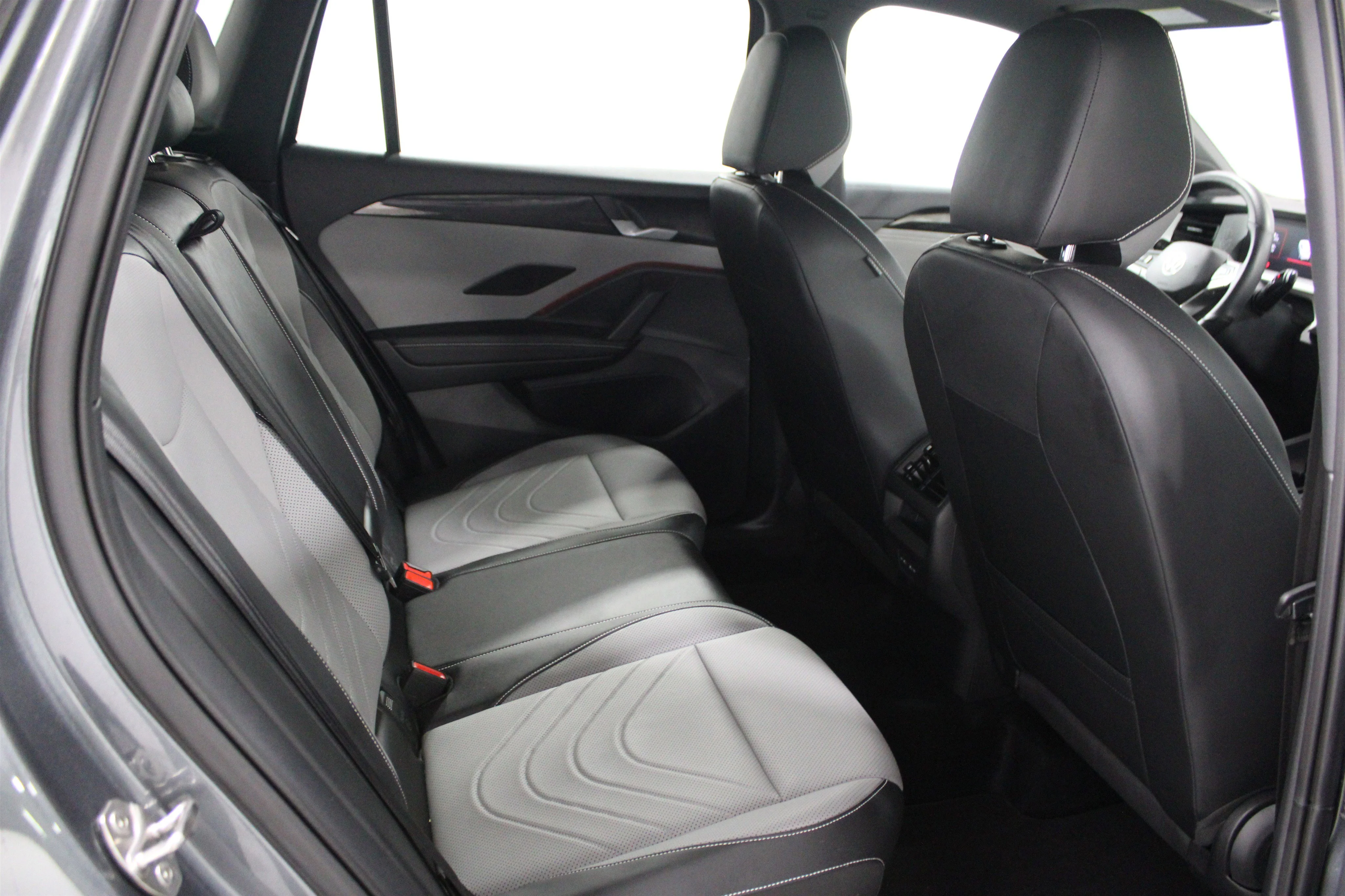 Used 2025 Platinum Gray Metallic Volkswagen SE R-Line Black image 22