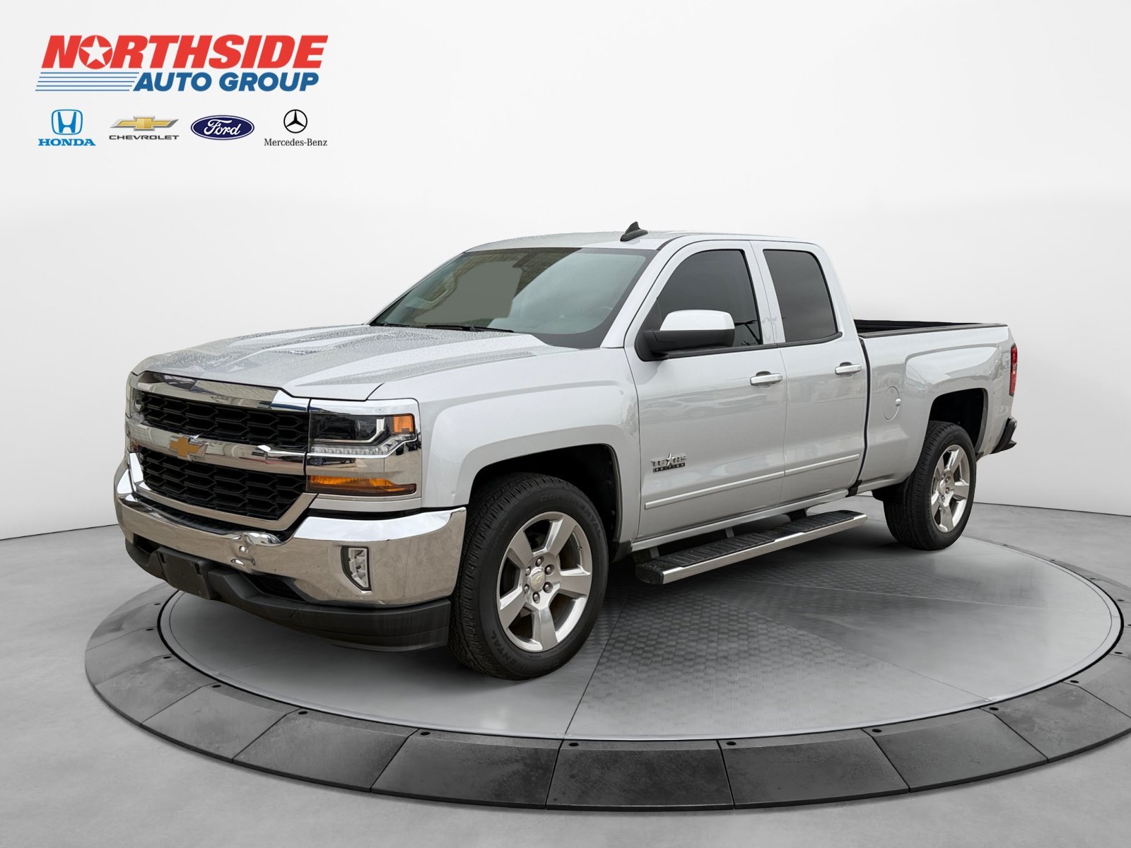 Used 2018 Silver Ice Metallic Chevrolet LT image 3
