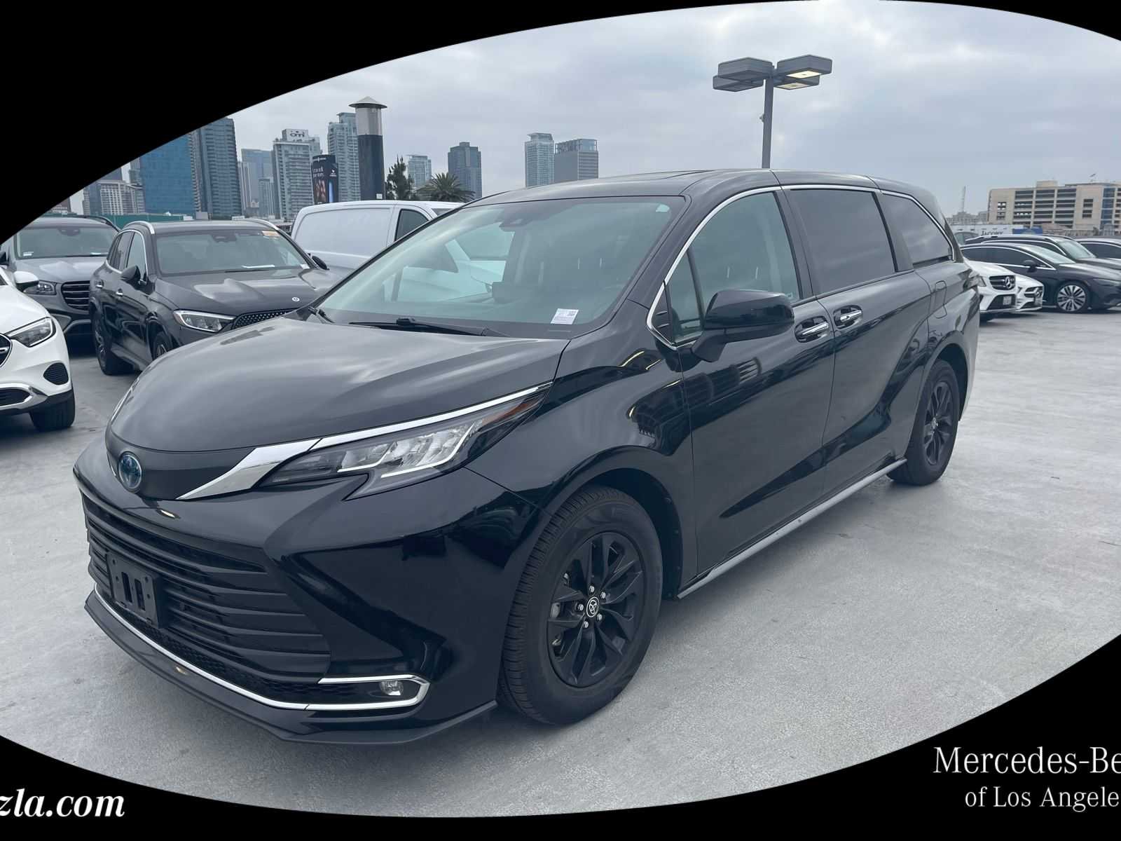 2023 Toyota Sienna XLE 8-Passenger Hybrid FWD's photo