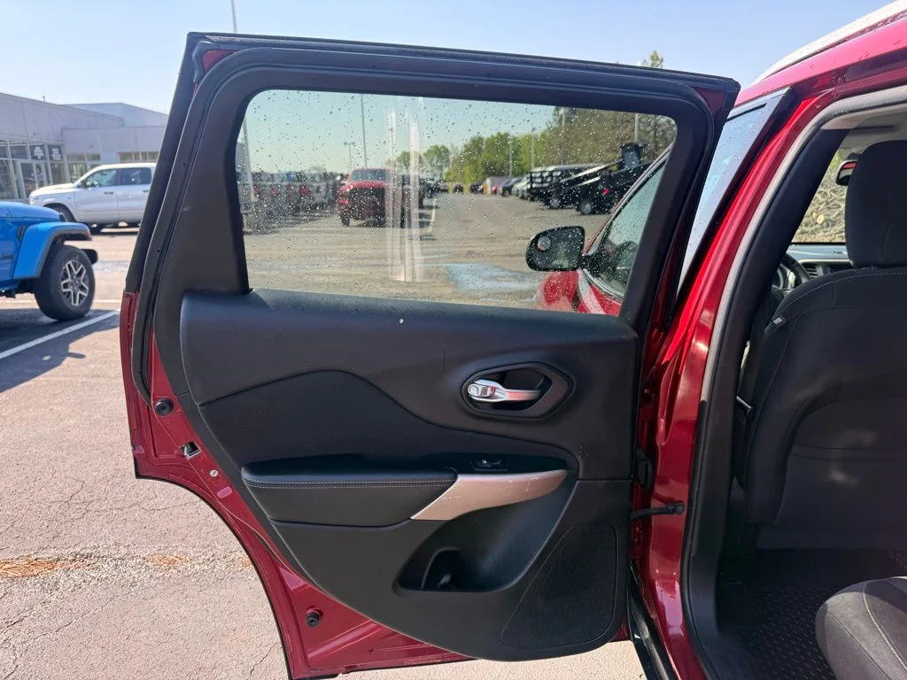 Used 2017 Red Jeep Latitude image 34